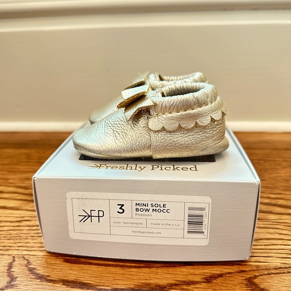 Freshly Picked Platinum Bow Mocc baby moccasins - Picture 6 of 8